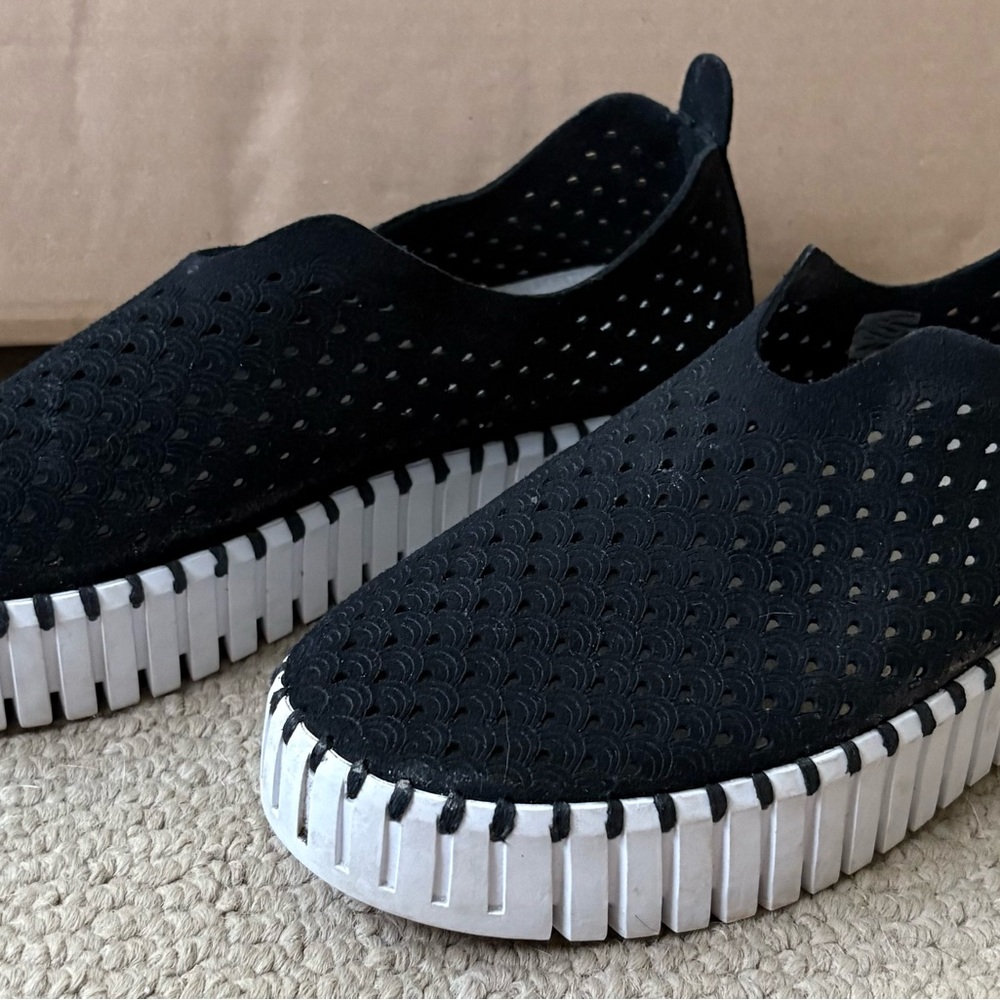 Isle Jacobsen Tulip139 Black Perforated Slip-On Shoes
